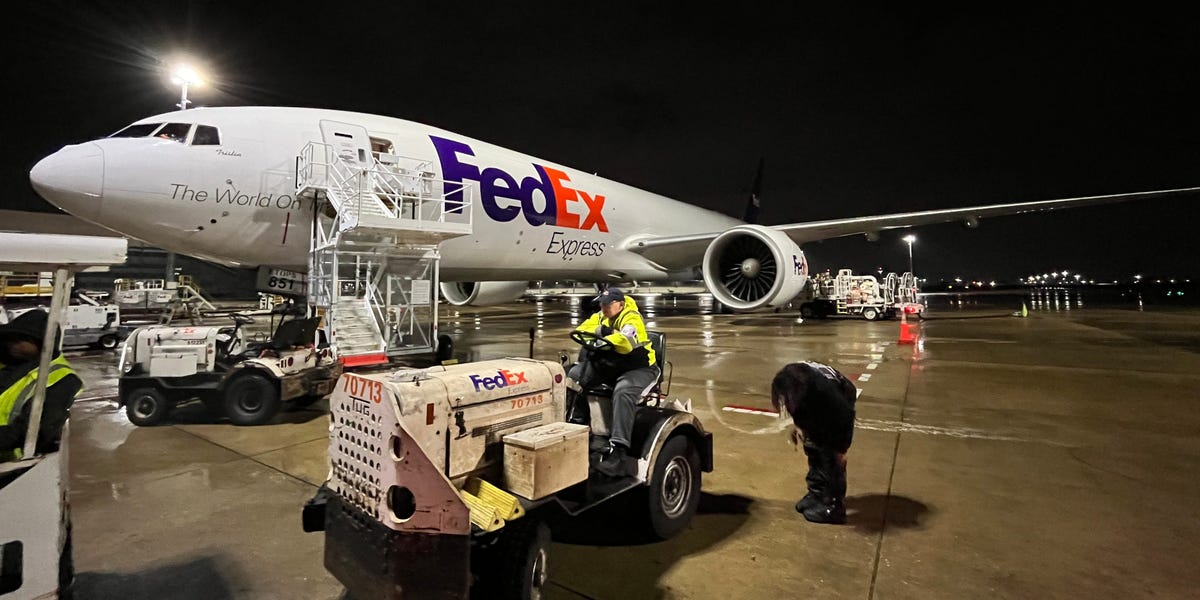 FedEx Tells Pilots to Fly for American Airlines As Freight Demand Cools – The TechLead