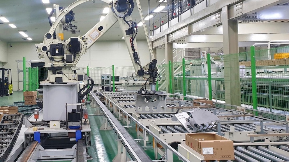 An industrial robot crushed a worker to death at a vegetable packing plant in South Korea – The TechLead