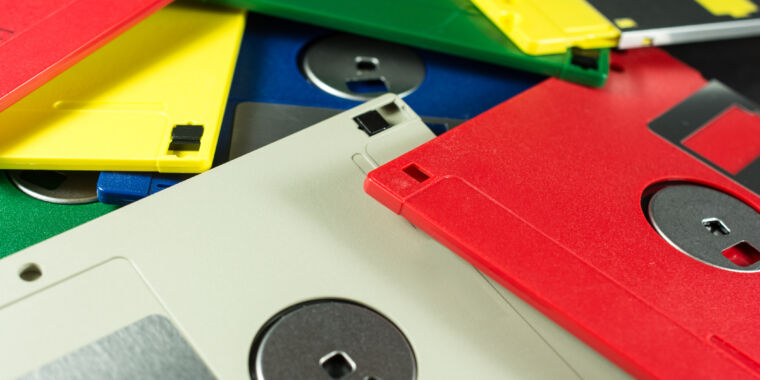 Japan government accepts it’s no longer the ’90s, stops requiring floppy disks – The TechLead