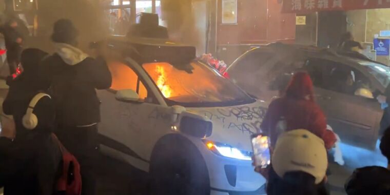 Mob sets Waymo car ablaze in San Francisco – The TechLead