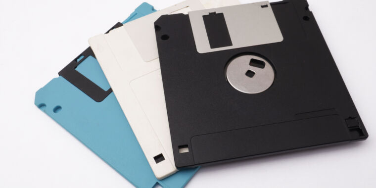 Japan wins 2-year “war on floppy disks,” kills regulations requiring old tech – The TechLead