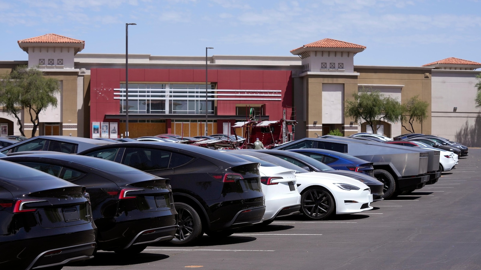 Tesla sales fall for second straight quarter despite price cuts, but decline not as bad as expected – The TechLead