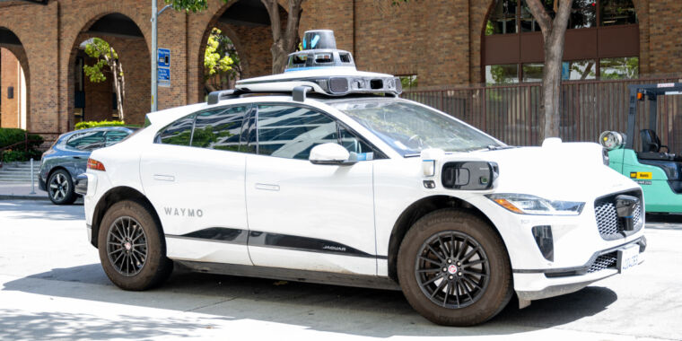 Self-driving Waymo cars keep SF residents awake all night by honking at each other – The TechLead